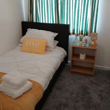 Lizras Bed and Breakfast Farnworth Esterno foto