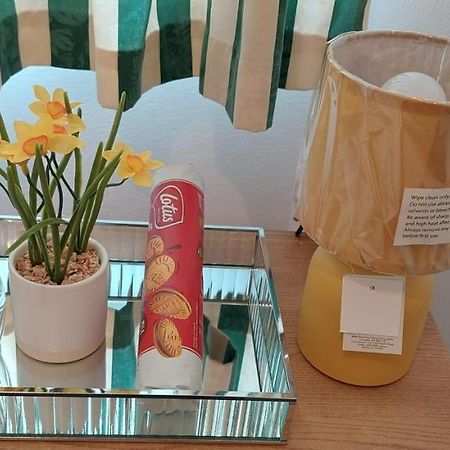 Lizras Bed and Breakfast Farnworth Esterno foto