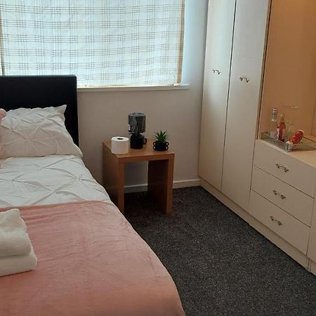 Lizras Bed and Breakfast Farnworth Esterno foto