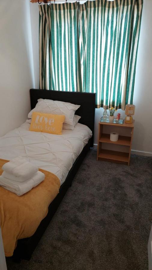 Lizras Bed and Breakfast Farnworth Esterno foto