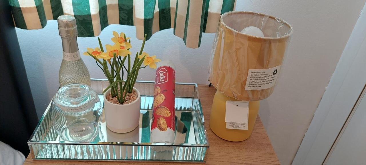 Lizras Bed and Breakfast Farnworth Esterno foto