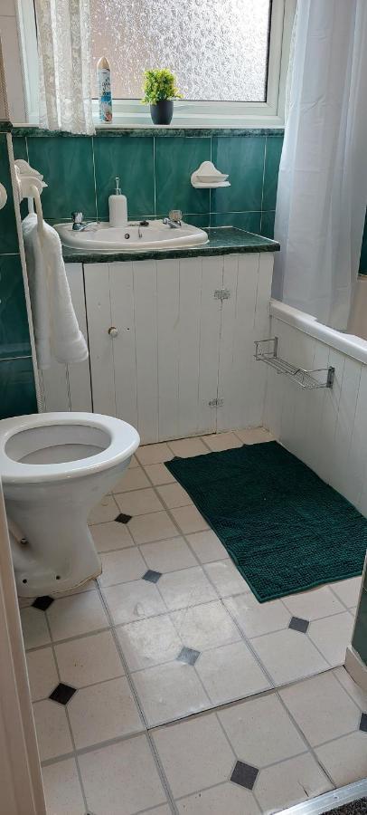 Lizras Bed and Breakfast Farnworth Esterno foto
