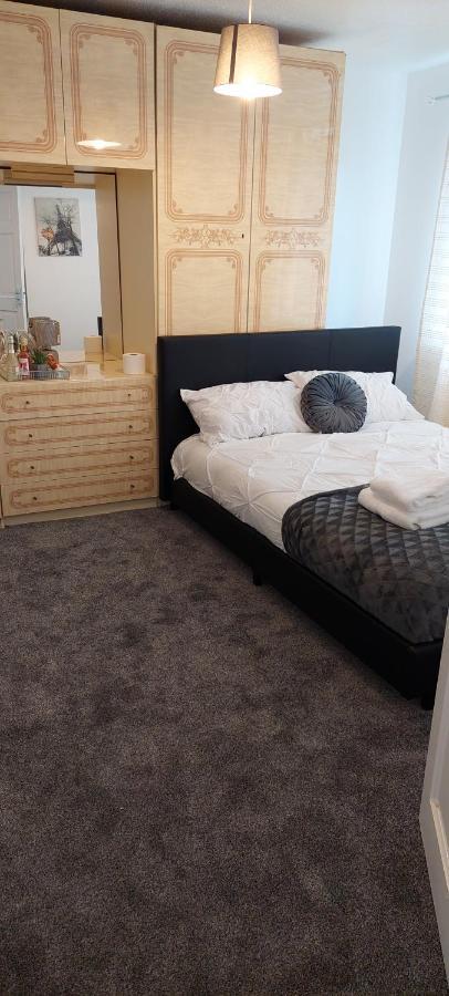 Lizras Bed and Breakfast Farnworth Esterno foto